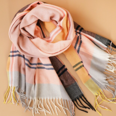 Cachecol xadrez colorido com franjas em fundo creme