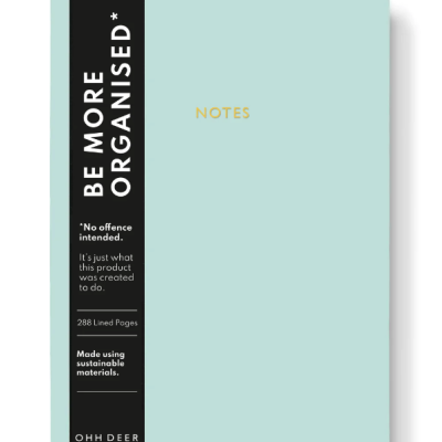 Caderno azul claro com a palavra NOTES dourada e faixa preta com texto branco