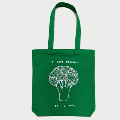 Saco de tecido verde com desenho branco de brócolos e texto impresso