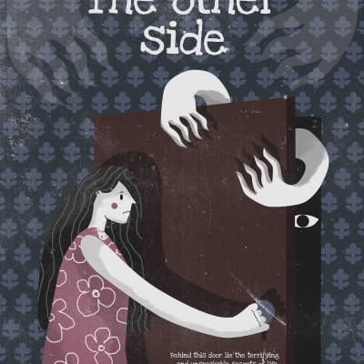 Cartaz ilustrado de filme ou história com rapariga a abrir porta onde saem mãos brancas e olho preto.