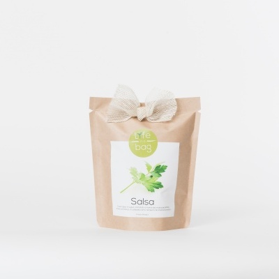 Saqueta de papel castanho com salsa, rótulo branco e laço de tecido bege