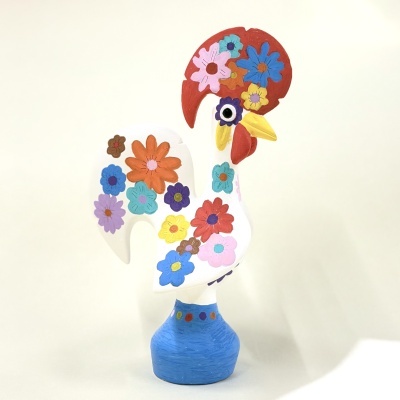 Estatueta de galo colorida decorada com flores em cerâmica.
