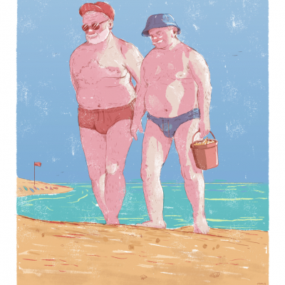 Dois homens idosos de fato de banho na praia com acessórios e balde