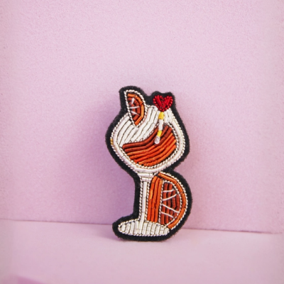 Broche de raposa bordado com contas em fundo rosa claro