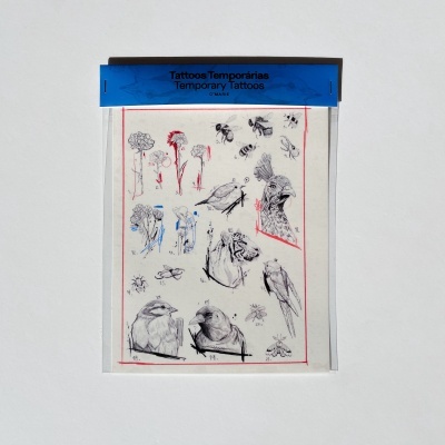 Tatuagens temporárias com desenhos de pássaros, abelhas e flores, embalagem com texto azul