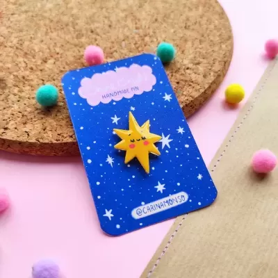 Alfinete de estrela amarelo em cartão azul com estrelas brancas