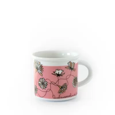 Caneca de cerâmica rosa com flores e texto manuscrito