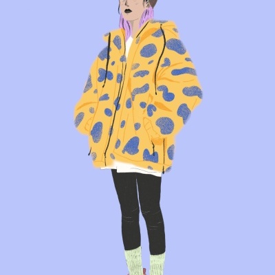 Pessoa com casaco amarelo com padrão azul, leggings pretas, meias claras, sapatos vermelhos e gorro castanho sobre fundo lavanda