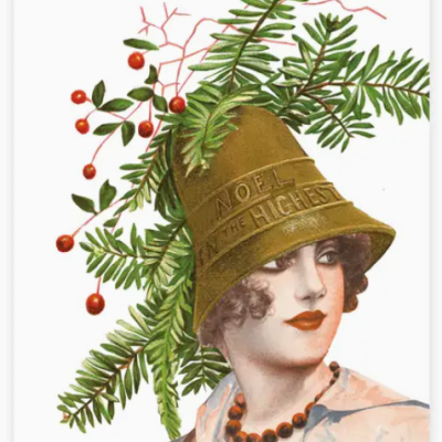 Mulher com chapéu verde decorado com ramos de pinheiro e bagas vermelhas