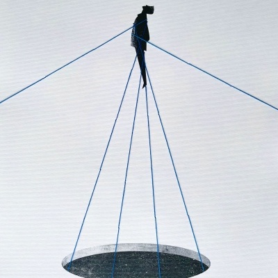 Escultura suspensa com figura humana e cordas azuis