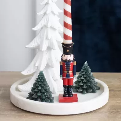 Suporte decorativo de Natal com soldado e árvores em tabuleiro branco