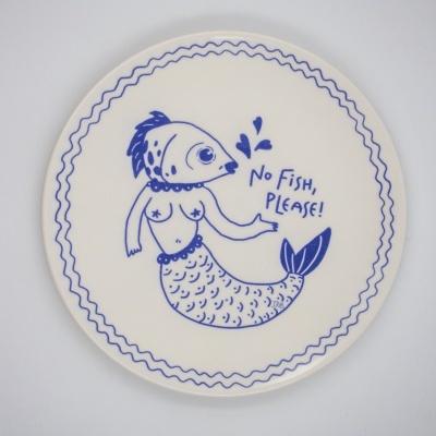 Prato de cerâmica branca com ilustração azul de sereia com cabeça de peixe e texto NO FISH, PLEASE!