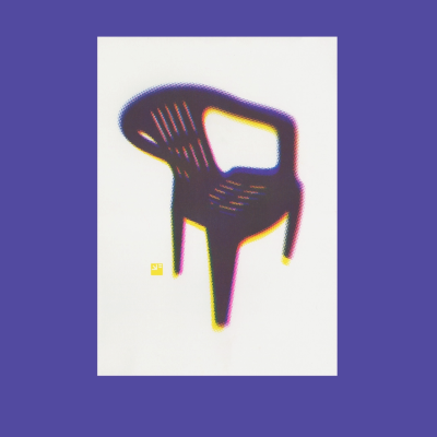 Cadeira plástica preta com design simples e efeito gráfico colorido