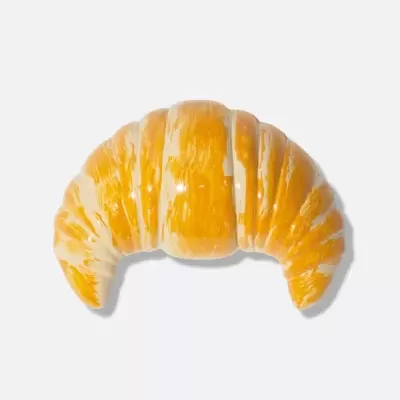 Croissant amarelo brilhante sobre fundo branco