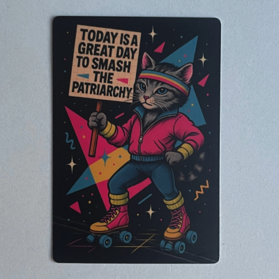 Cartão com ilustração de gato em roupa desportiva e ténis de rodinhas a segurar cartaz com mensagem feminista