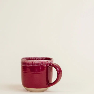 Caneca de cerâmica vermelha com acabamento degradé branco na borda
