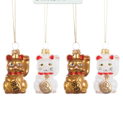 Enfeites de gatos da sorte Maneki-neko dourados e brancos pendurados