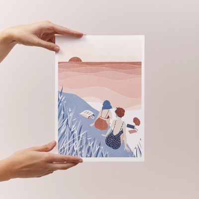 Pôster ilustrativo com três mulheres sentadas numa colina e pôr do sol