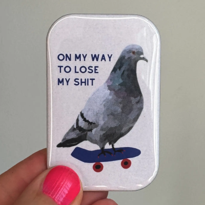 Imã com pombo em prancha de skate e texto