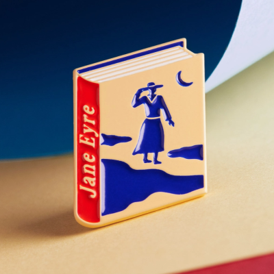 Pin esmaltado em forma de livro Jane Eyre com ilustração de mulher e lua crescente