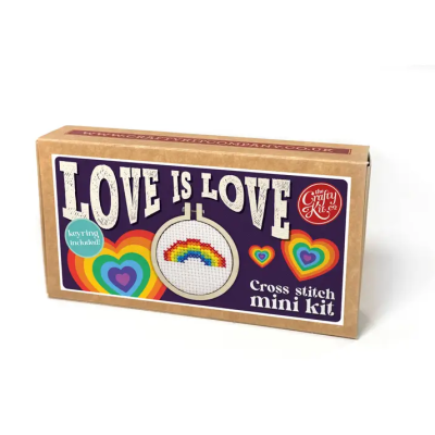 Kit mini de ponto cruz com tema LOVE IS LOVE e arco-íris