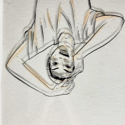 Desenho a linha de pessoa sorridente com camiseta branca e braços sobre a cabeça