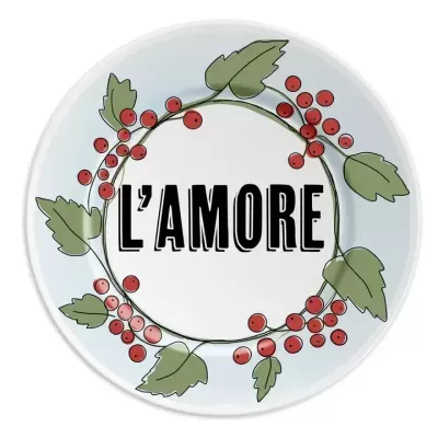 Prato branco decorativo com folhas verdes, bagas vermelhas e texto 'L'AMORE'