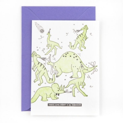 Cartão com desenhos de dinossauros verdes sobre envelope roxo