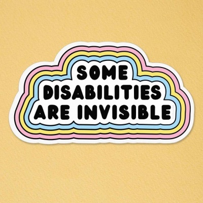 Autocolante com texto 'SOME DISABILITIES ARE INVISIBLE' em fundo multicolorido sobre superfície amarela