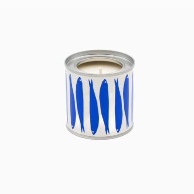 Vela em lata branca com padrão de peixes azuis