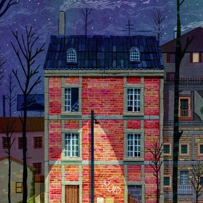Edifício residencial em tijolos vermelhos com janelas brancas e telhado azul escuro, em ambiente noturno com árvores e postes de luz