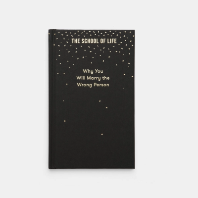 Livro capa dura preta com título dourado e pequenos pontos dourados