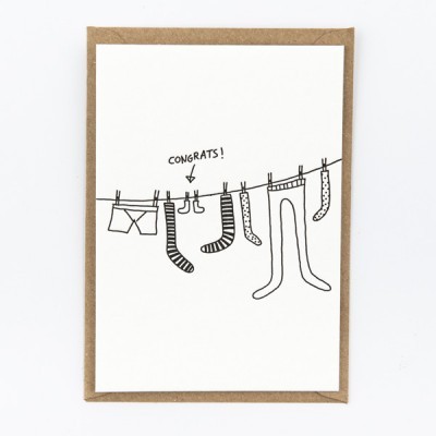 Cartão de felicitações com ilustração de roupa interior e meias num estendal e texto CONGRATS!