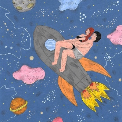Ilustração de duas pessoas nuas numa nave espacial cinzenta com asas e fogo, no espaço com planetas e nuvens coloridas