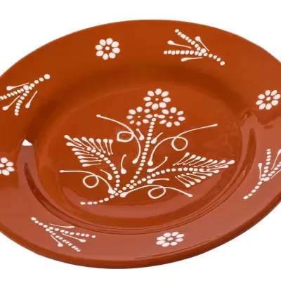 Prato de cerâmica vermelho com padrão floral branco