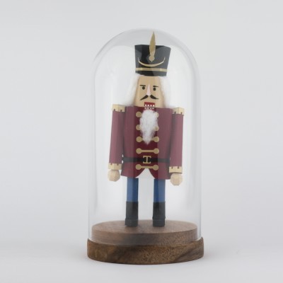 Quebra-nozes de madeira sob campânula de vidro com base de madeira