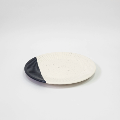 Prato redondo cerâmica branco creme e preto com textura