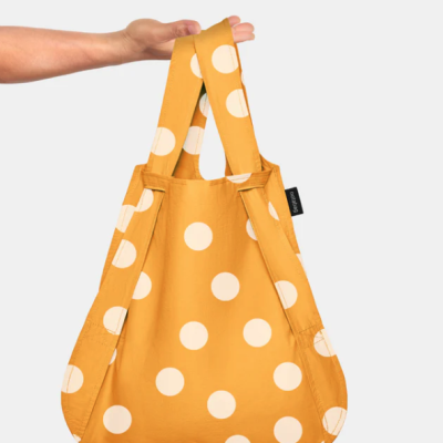 Saco amarelo com bolinhas brancas e alças largas