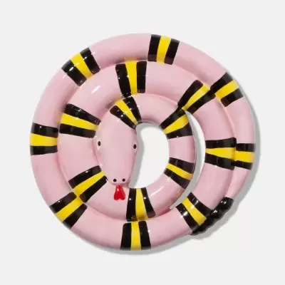 Boia inflável forma de serpente enrolada cor-de-rosa com faixas amarelas e pretas