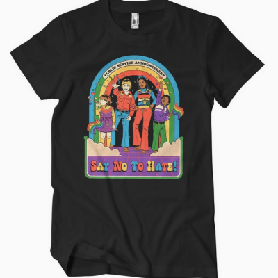 T-shirt preta com estampa colorida vintage e frases de combate ao ódio