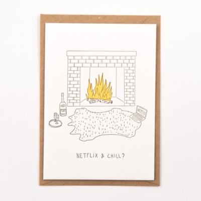 Cartão com ilustração de lareira, tapete, garrafa, vela, portátil e texto Netflix & Chill?