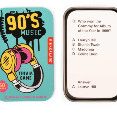 Conjunto de cartas de trivia '90's Music' com lata azul e cartão com pergunta de música