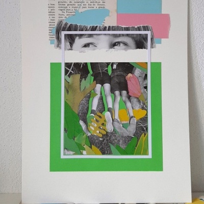 Colagem artística colorida com recortes de fotografias em preto e branco e trechos de texto sobre papel branco