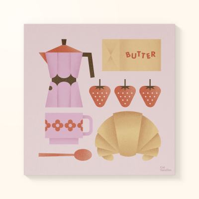 Ilustração de acessórios para pequeno-almoço com cafeteira cor-de-rosa, morangos, embalagem marcada com BUTTER, chávena decorada, colher e croissant num fundo rosa