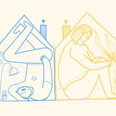 Ilustração de duas figuras humanas em casas coloridas, azul e amarelo, com plantas e objetos.