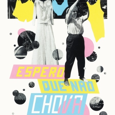 Pessoa a pendurar roupas coloridas num estendal com texto colorido e círculos decorativos no fundo