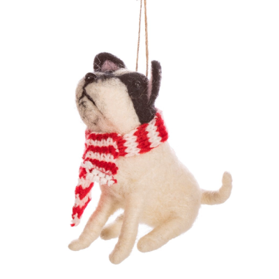 Boneco decorativo de cão em feltro com cachecol vermelho e branco pendurado