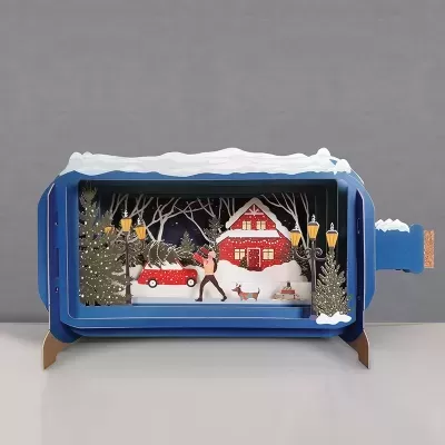 Miniatura cenário de inverno com casa, árvore de natal, carro, postes de luz, rena e pessoa dentro de garrafa azul.
