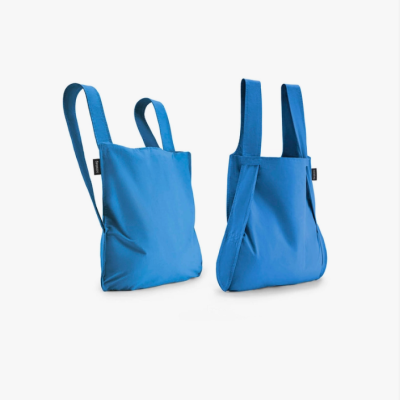 Duas mochilas azuis simples de tecido com alças largas