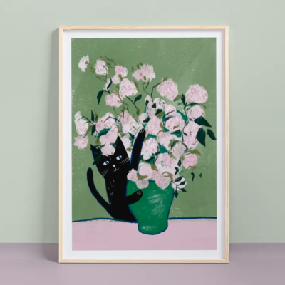 Ilustração de vaso verde com flores cor-de-rosa e gato preto, moldura de madeira clara